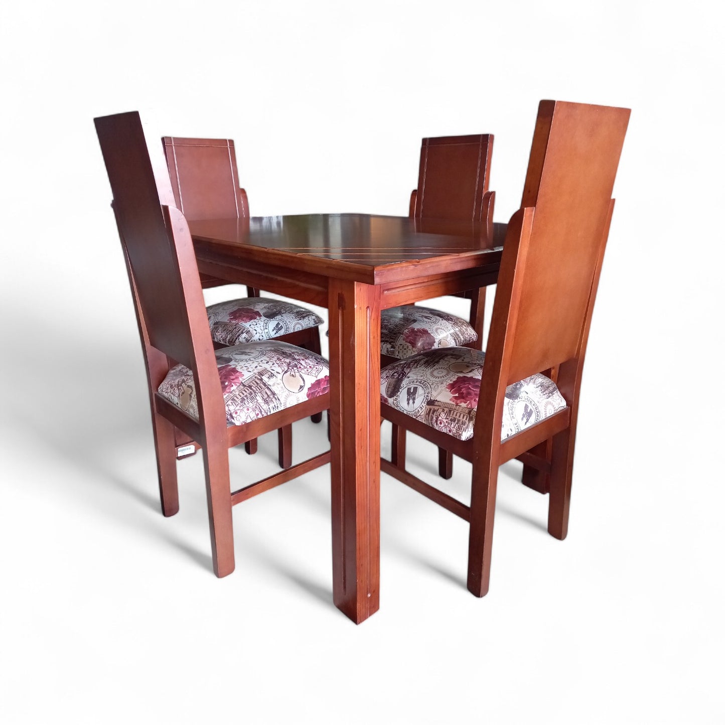 Comedor Mega con Mesa de 4 Patas – Tradición, Resistencia y Estilo