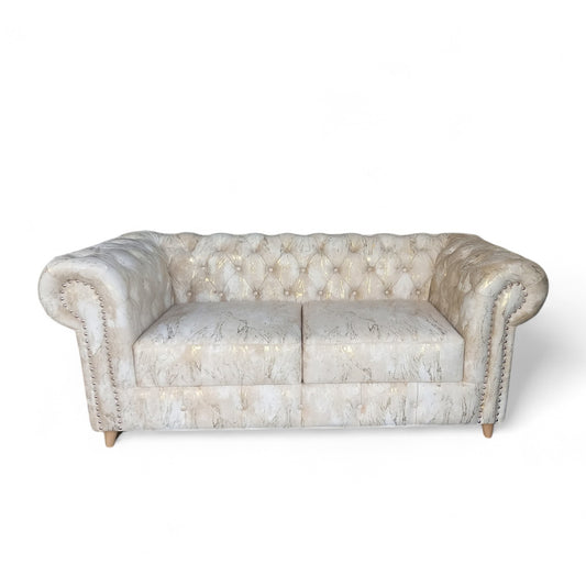 Sofá Chester Elegante – Estilo Clásico con Toque Moderno