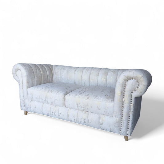Sofá Chester Acanalado Elegante – Estilo Clásico con Toque Moderno
